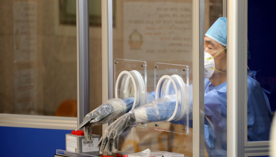 24일 관악구 보건소에서 관계자가 코로나19 검사를 준비하고 있다. 관악구는 23일 영인MC빌딩에서 확진자가 발생했다며 해당 장소 방문자는 검사를 받으라고 안내했다.   [연합뉴스]